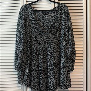 Torrid Black and Blue Floral Top Pintuck Detailing, Torrid Size 4